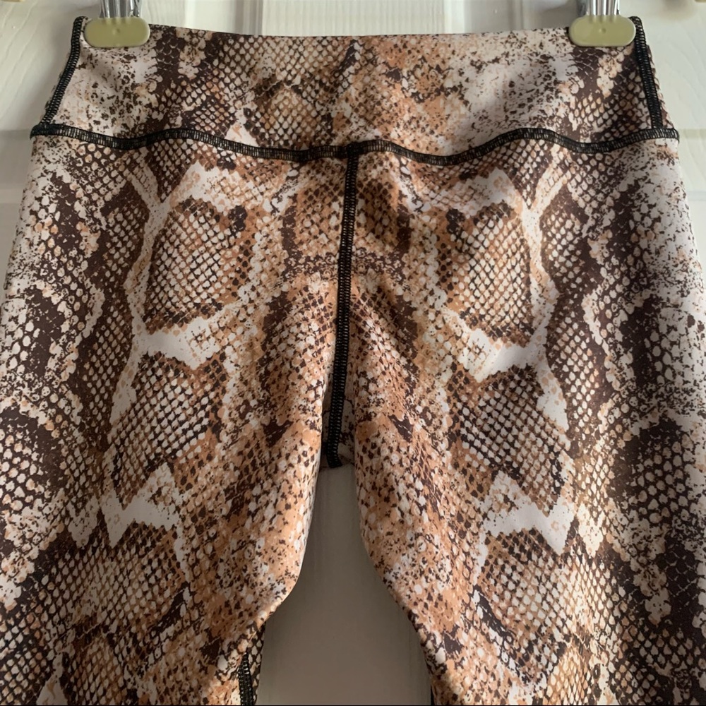 True Religion Bodied Python Mid Rise Leggings Sz S - image 5